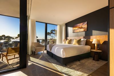 Mecure-KangarooIslandLodge_Villas-bedroom+view-DEC25-008